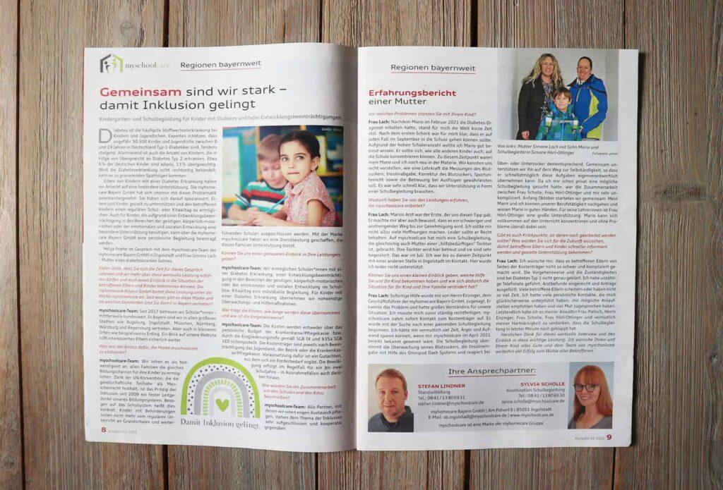 Eine aufgeschlagene Zeitschrift auf einer hölzernen Oberfläche zeigt zwei Seiten mit Artikeln, Fotos von Personen und Text in deutscher Sprache. Die linke Seite zeigt ein junges Mädchen, auf der rechten Seite sind drei Personen abgebildet, und am unteren Rand erscheinen Porträts von zwei Erwachsenen.