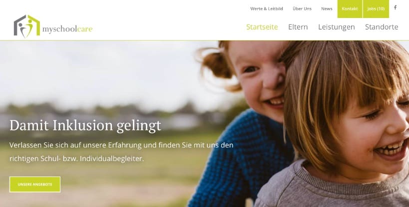 Ein Junge und ein Mädchen, beide lächelnd, befinden sich im Freien auf einer Wiese. Das Bild ist Teil eines Website-Banners für myschoolcare, mit Navigationsoptionen und einer Überschrift über erfolgreiche Inklusion.